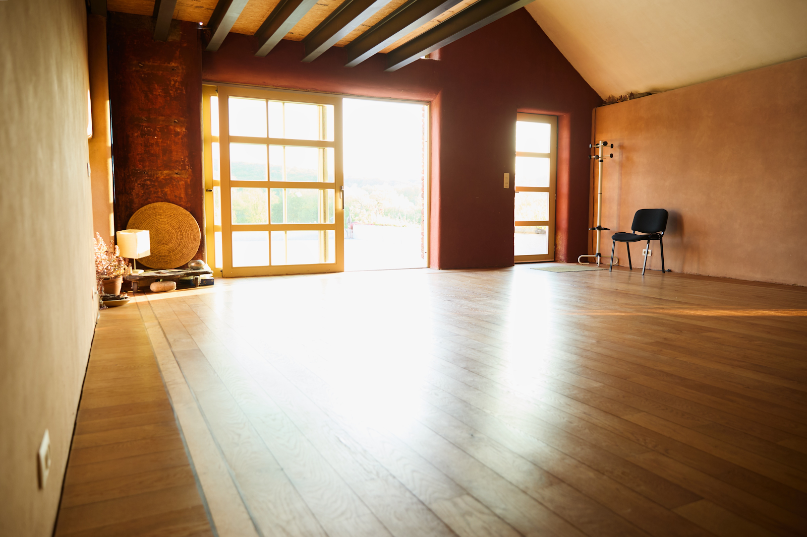 Salle lumineuse dédiée au Pilates et à la méditation